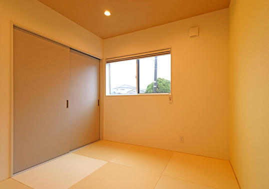 琉球畳が敷かれたモダンな和室