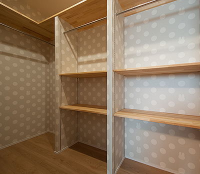 主寝室のウォークインクローゼット