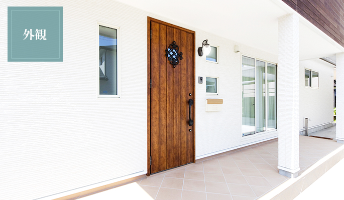 装飾が印象的なカントリー風の玄関ポーチ