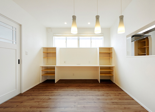 ダイニングの窓際は子ども達のお勉強や家事コーナー。