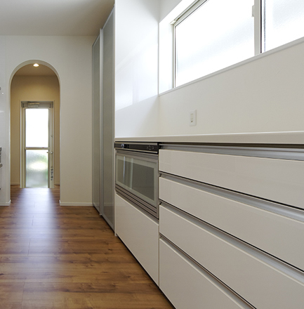 対面には調理家電もまとめてすっきり隠せる大型収納。蒸気排出ユニット装備で、炊飯器などの蒸気も気にしなくて大丈夫です。