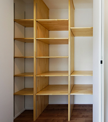 オリジナル収納棚をたっぷり装備。仕切りは自在に変えられます。