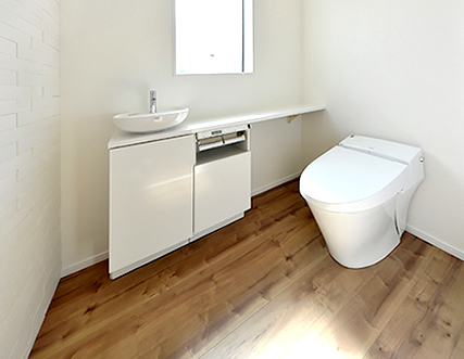 タンクをなくした節水型システムトイレ（LIXIL サティス）はお手入れやお掃除がとても楽です。