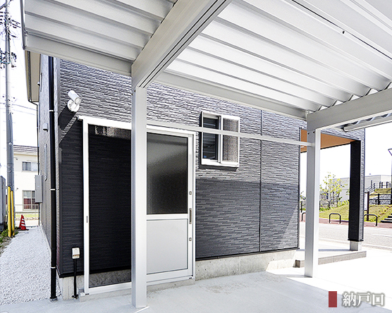 直接カーポートから入れる納戸口