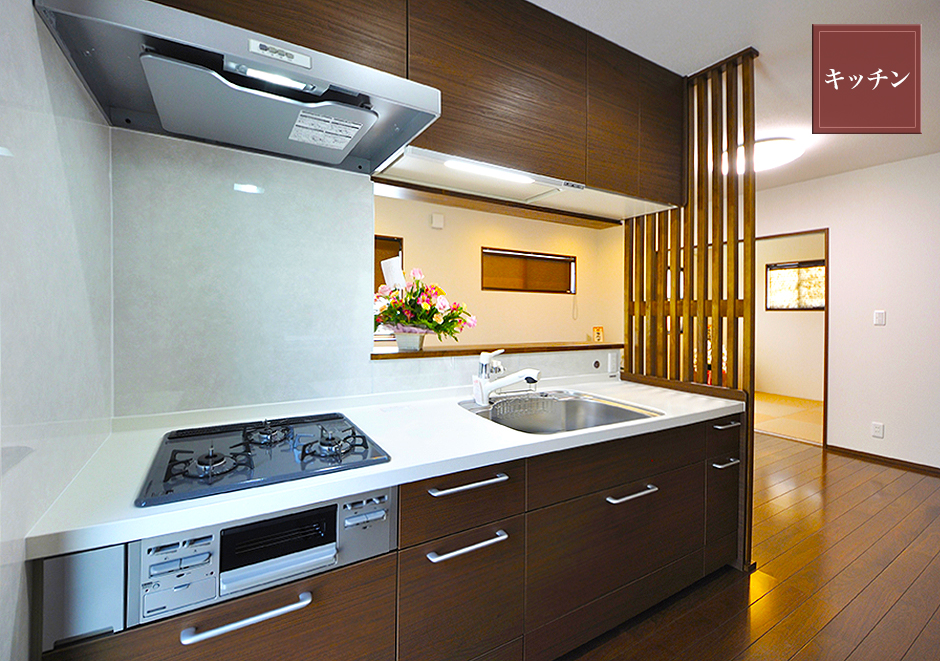 自動昇降棚のあるキッチン