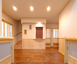 広々とした空間を感じられる吹き抜けの玄関、腰板は全てヒバを使用しています。