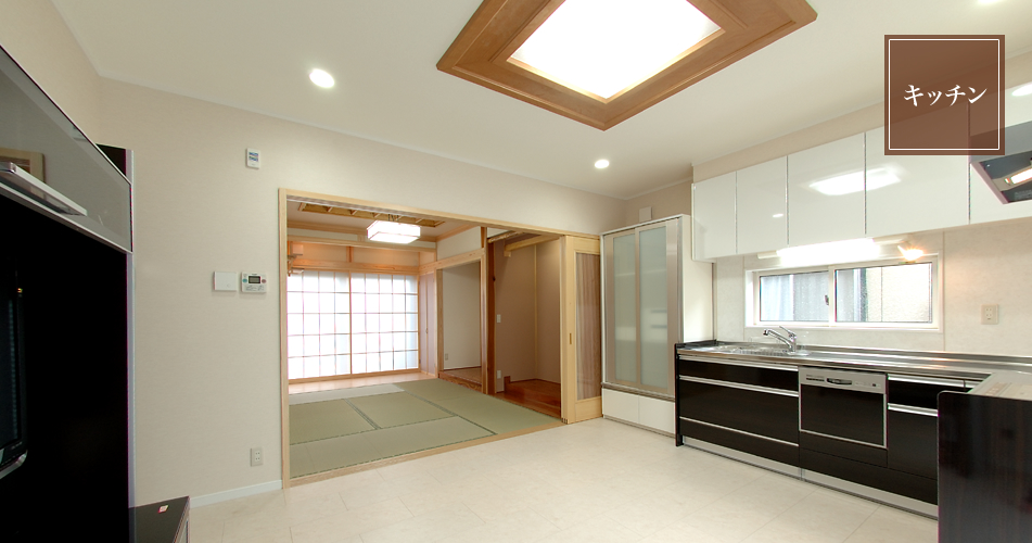 工夫が多い和室に隣接した床暖房を装備したキッチン。