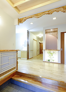 ホールにはケヤキの飾り棚と目隠しのある洗面台。