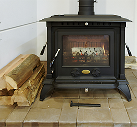 薪ストーブの温かい空気が流れる