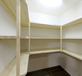 LDKに大容量の収納庫も隣接しています。