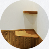 コーナーには一升瓶をボトルキープできる棚。