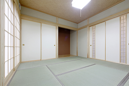 明るく開放的な和室。