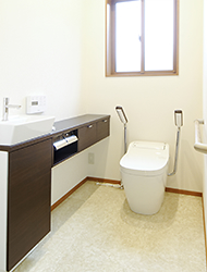 バリアフリー設計の広い間取りと住宅設備。