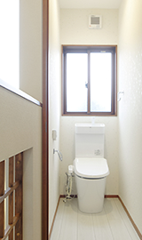 明るい2階トイレ