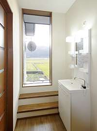 奥には布団を干せる空間