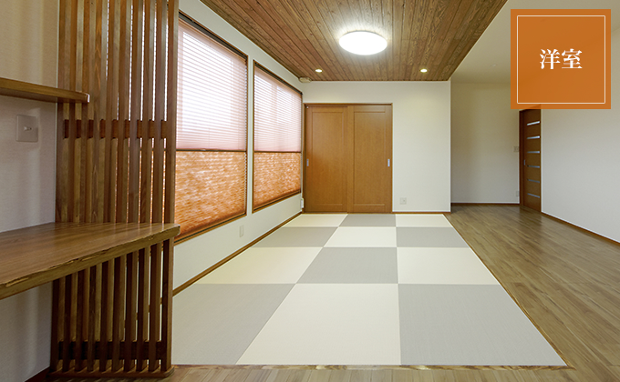 手入れのしやすい琉球畳で居心地の良い部屋にはタモ材のデスクを装備。
