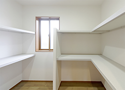 2階には棚を設けた整理のしやすい大容量の収納もあります。