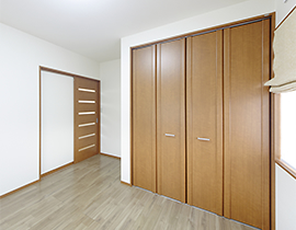 大容量のクローゼットを備えた洋室