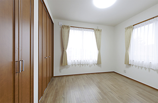 大容量のクローゼットを備えた洋室