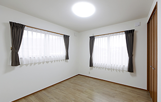 大容量のクローゼットを備えた洋室