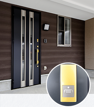 お洒落な飲食店のような外観。入り口はらくらくキースタイル(LIXIL のCAZASシステム)を装備し、カギの閉め忘れを防ぎます。