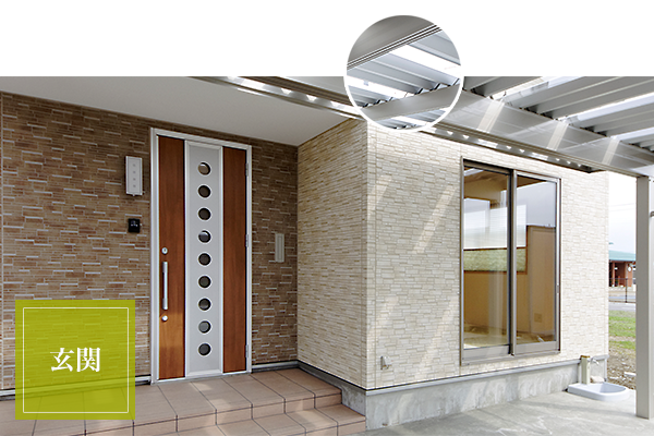 カーポートは和室に適度な光が届く透明スリットを採用。