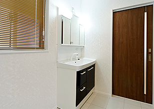 サニタリーは、お隣と隣接するためブラインドを装備。