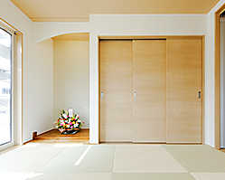 森に居るような澄んだ居心地の良い琉球畳の和室。ケヤキの床の間、曲線のある落とし掛が柔らかな雰囲気にします。