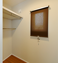 部屋の横には広めのウォークインクローゼット