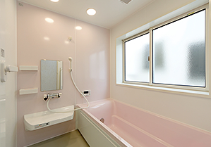 施主様お気に入りのカラーのバス、収納重視の洗面化粧台はモダンなお隣同様、クリナップのシステムバスと LIXIL の洗面化粧台。