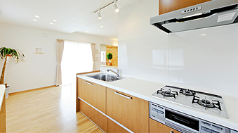 お皿を洗いながら子供へ目が届くような間取りで設けたシステムキッチンはクリナップ。