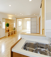 お皿を洗いながら子供へ目が届くよう設けたシステムキッチン