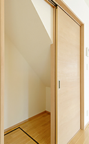 ナチュラル空間 階段下収納