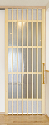 閉まっていても階下は明るい建築白石のオリジナル建具。ヒバとアクリルの吊戸でレールはありません。リビングに一体感が春秋は解放してお洒落なインテリアになります。