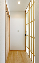 閉まっていても階下は明るい建築白石のオリジナル建具。ヒバとアクリルの吊戸でレールはありません。リビングに一体感が春秋は解放してお洒落なインテリアになります。