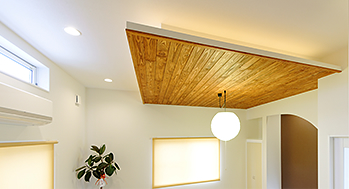 上部にピーラ材の天井で下げて高過ぎず、夜の間接照明も雰囲気があります。 お洒落な丸い和紙の照明がお店に居るような気分にしてくれます。 天井が高い分、窓の上に窓があり、換気と採光が十分です。