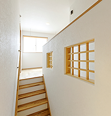 子供へ目が届くような導線の二階。建物の雰囲気に合わせた格子の手すりが風通しが良く開放的です。