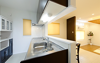 対面には冷蔵庫の高さに合わせた棚。