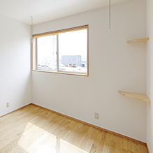 多目的ホールは洗濯室内干しスペースに使えるようフックを設けてあります。