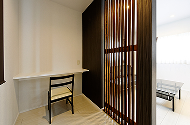 風が通る格子の向こうにはアクセントクロスで一体感のあるデスクスペース。