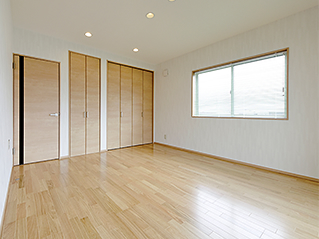 大容量の収納があり、主洋室に隣接したベランダにも洗濯物が干せます。