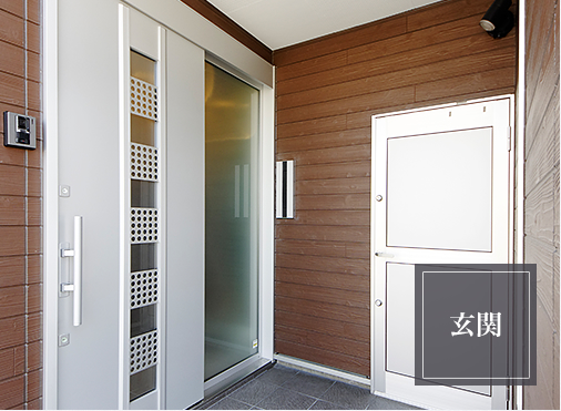 施主様セレクトのお洒落なスライディングドアにあわせた外壁や天井。 スライディングドアは、車椅子でも開閉しやすくスムーズに出入りすることができます。