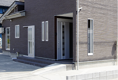 バリアフリースロープに続く広めの玄関ポーチ。