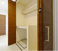 無駄な凹凸空間が無く、布団や掃除機などの整理がしやすい棚付き大容量の収納