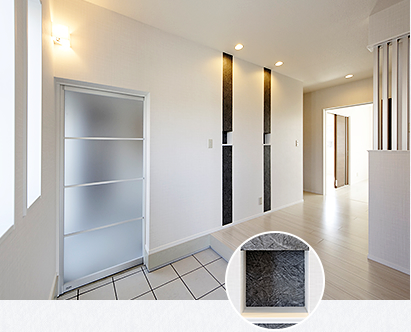 晩は白石オリジナルのお洒落で便利な玄関収納、水に強い大理石の飾り棚（ニッチ）のあるアクセントクロス、足元を照らす階段など美しく照らす多彩な間接照明で、暖かい雰囲気を演出