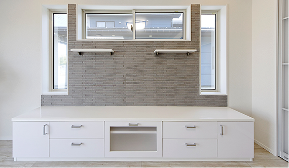 大型テレビの配置を考慮され、窓の光はカット、棚うけまでお洒落な 建築白石オリジナル特製テレビ台。