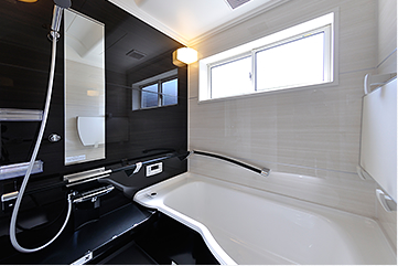 クリナップのお手入れ簡単に清潔感が保たれる、暖かくて安心感のあるシステムバスには、冬ひんやりとした浴室を入浴前の１分間でポカポカにする床夏シャワーが装備されています。