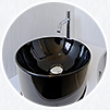 安全で快適な手すり付きトイレには、建築白石オーダーメイドの手洗器付収納を装備