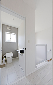 2Fは飾り棚（ニッチ）の無い白の空間で、光の美しさが引き立ちます。