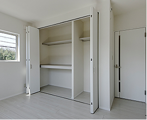 大容量のウォークインクローゼットには機能的な仕切りがあります。